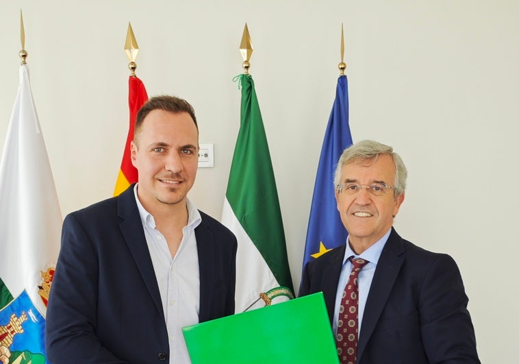 El alcalde, José María García Urbano, ha recibido al profesor Daniel Jurado.