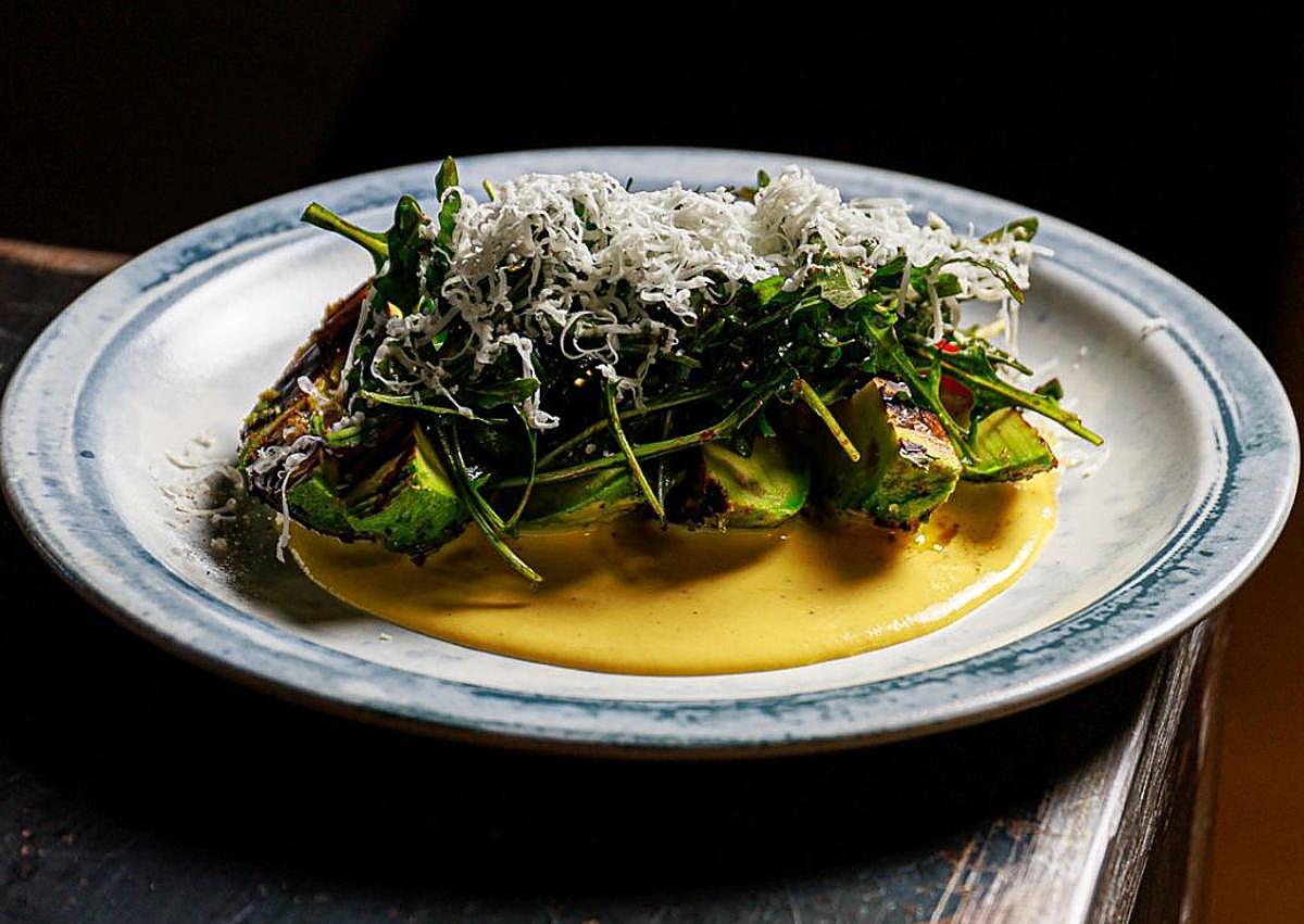 Imagen secundaria 1 - Mi Niña Lola: Pablo Rutllant elabora una pipirrana con piñones y aguacate tatemado. Kütral: Propone un aguacate a la brasa terminado con queso de cabra. Leña: Dani García sirve un aguacate malagueño servido con pesto de cilantro. 
