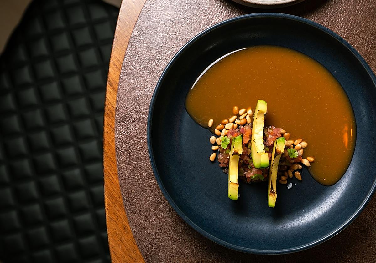 Imagen principal - Mi Niña Lola: Pablo Rutllant elabora una pipirrana con piñones y aguacate tatemado. Kütral: Propone un aguacate a la brasa terminado con queso de cabra. Leña: Dani García sirve un aguacate malagueño servido con pesto de cilantro. 