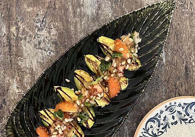 Paladar Taberna. íctor Carracedo ofrece un aguacate a la parrilla.