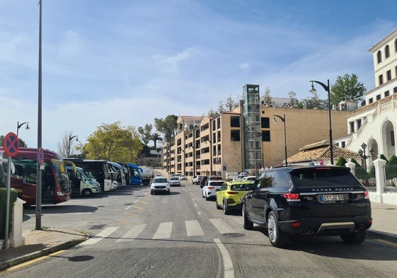 Acceso de vehículos al aparcamiento Virgen de la Peña de Mijas.