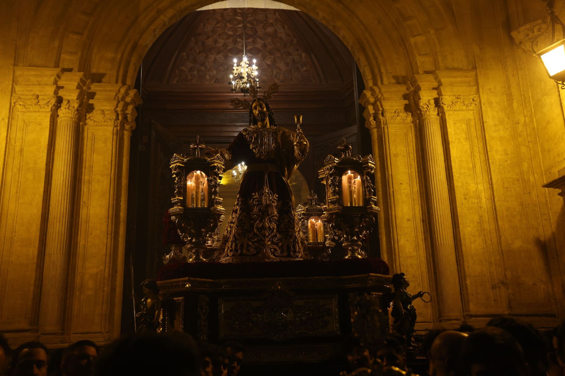 El vía crucis de la Agrupación de Cofradías de Málaga, en imágenes