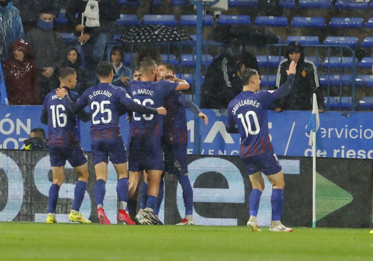 Piña celebra con sus compañeros el gol que suponía el empate en La Romareda frente al Zaragoza.