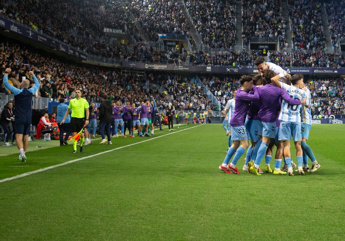 Los jugadores del Málaga celebran el gol de Dioni contra el Zaragoza.