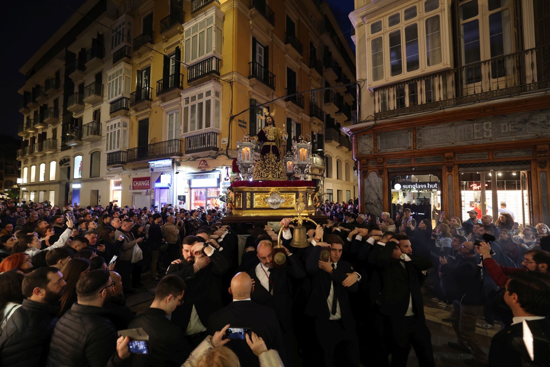 El vía crucis de la Agrupación de Cofradías de Málaga, en imágenes