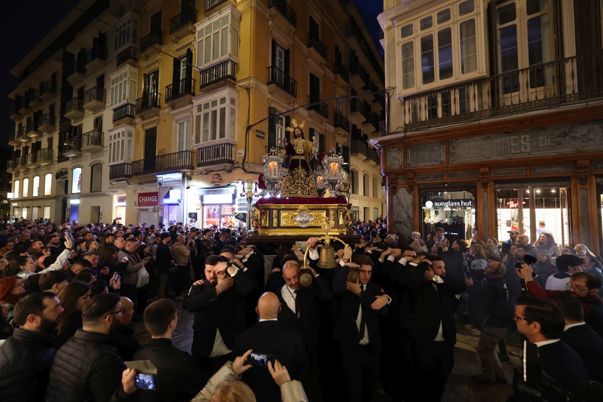 El vía crucis de la Agrupación de Cofradías de Málaga, en imágenes