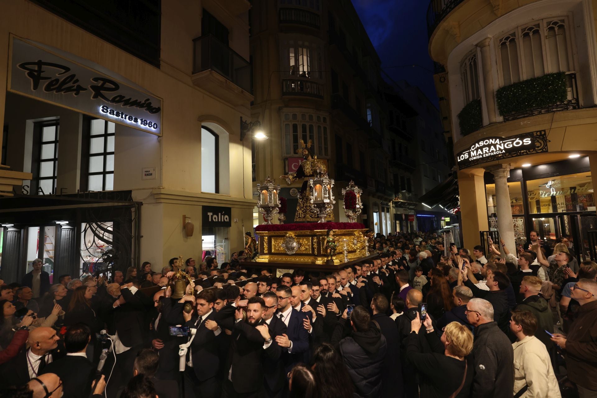 El vía crucis de la Agrupación de Cofradías de Málaga, en imágenes