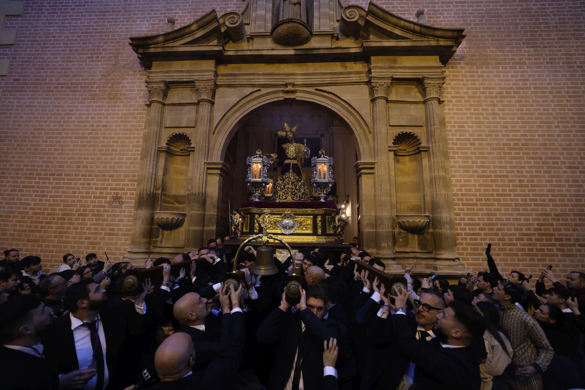 El vía crucis de la Agrupación de Cofradías de Málaga, en imágenes