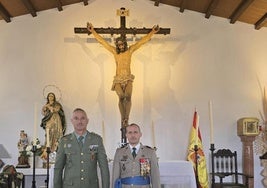 El coronel Fernando Sánchez y el coronel Diego Montull, delante de la réplica del Cristo de la Buena Muerte en la capilla del acuartelamiento de La Legión en Ronda.