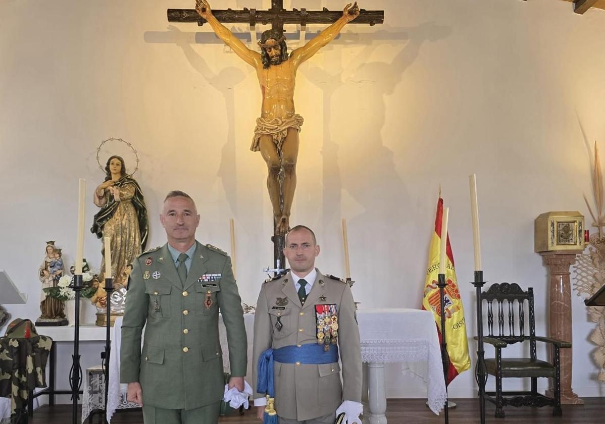 El coronel Fernando Sánchez y el coronel Diego Montull, delante de la réplica del Cristo de la Buena Muerte en la capilla del acuartelamiento de La Legión en Ronda.