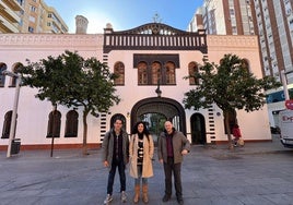 Toni Morillas con sus técnicos, delante la fachada del edificio de Endesa, obra de Brotons. Detrás, la chimenea, de Eduardo Strachan Viana Cárdenas