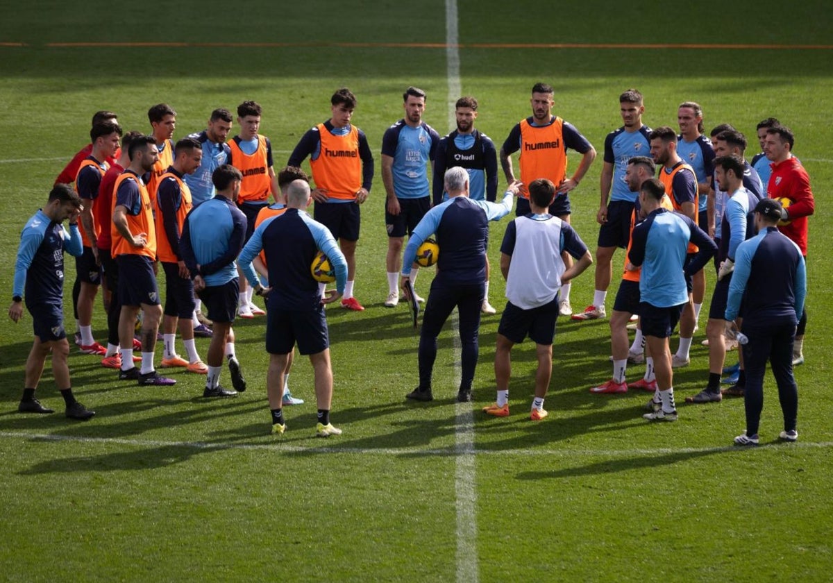 Pellicer se dirige a sus jugadores durante un entrenamiento en La Rosaleda.