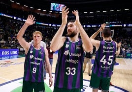 Alberto Díaz, Killian Tillie y David Kravish saludan a la afición al término del partido contra el Covirán Granada.