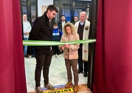 El alcalde de Campillos, Daniel Gómez, y la presidenta de la Agrupación de Hermandades y Cofradías, María José Palacios inauguran el museo.