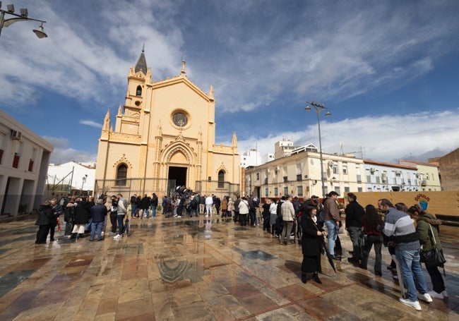 Cientos de fieles han guardado cola en la plaza de San Pablo para acceder al templo.