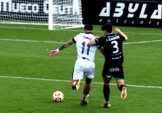 Juanmi Carrión trata de detener un avance de Aquino.