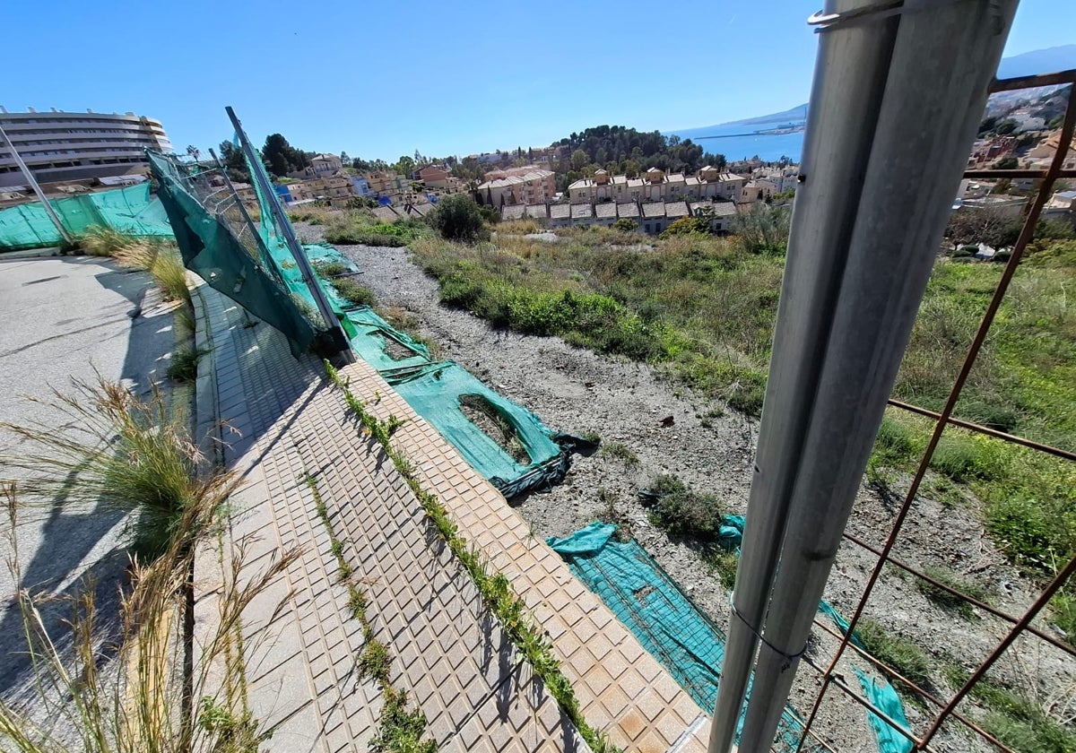 Vista de la valla caída en la zona denunciada.