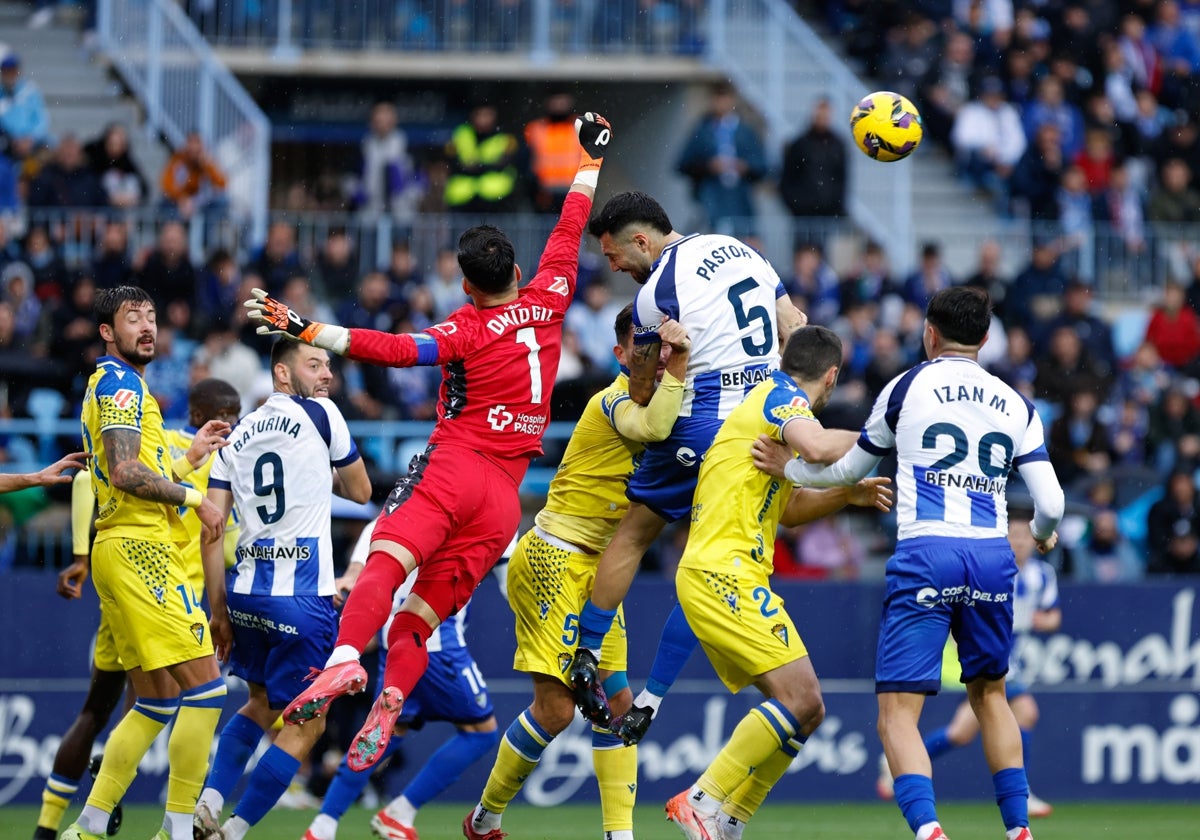 David Gil despeja de puños en presencia de Álex Pastor en el derbi de este domingo.