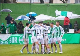 El Torremolinos celebra su gol.