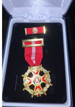 Imagen - Cruz al Mérito de Protección Civil, con distintivo rojo, otorgada por el ayuntamiento valenciano de Moncada.