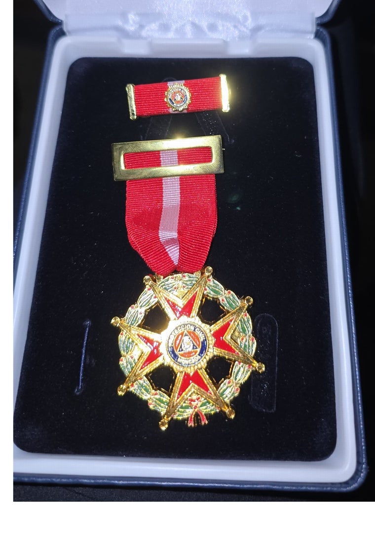 Imagen - Cruz al Mérito de Protección Civil, con distintivo rojo, otorgada por el ayuntamiento valenciano de Moncada.