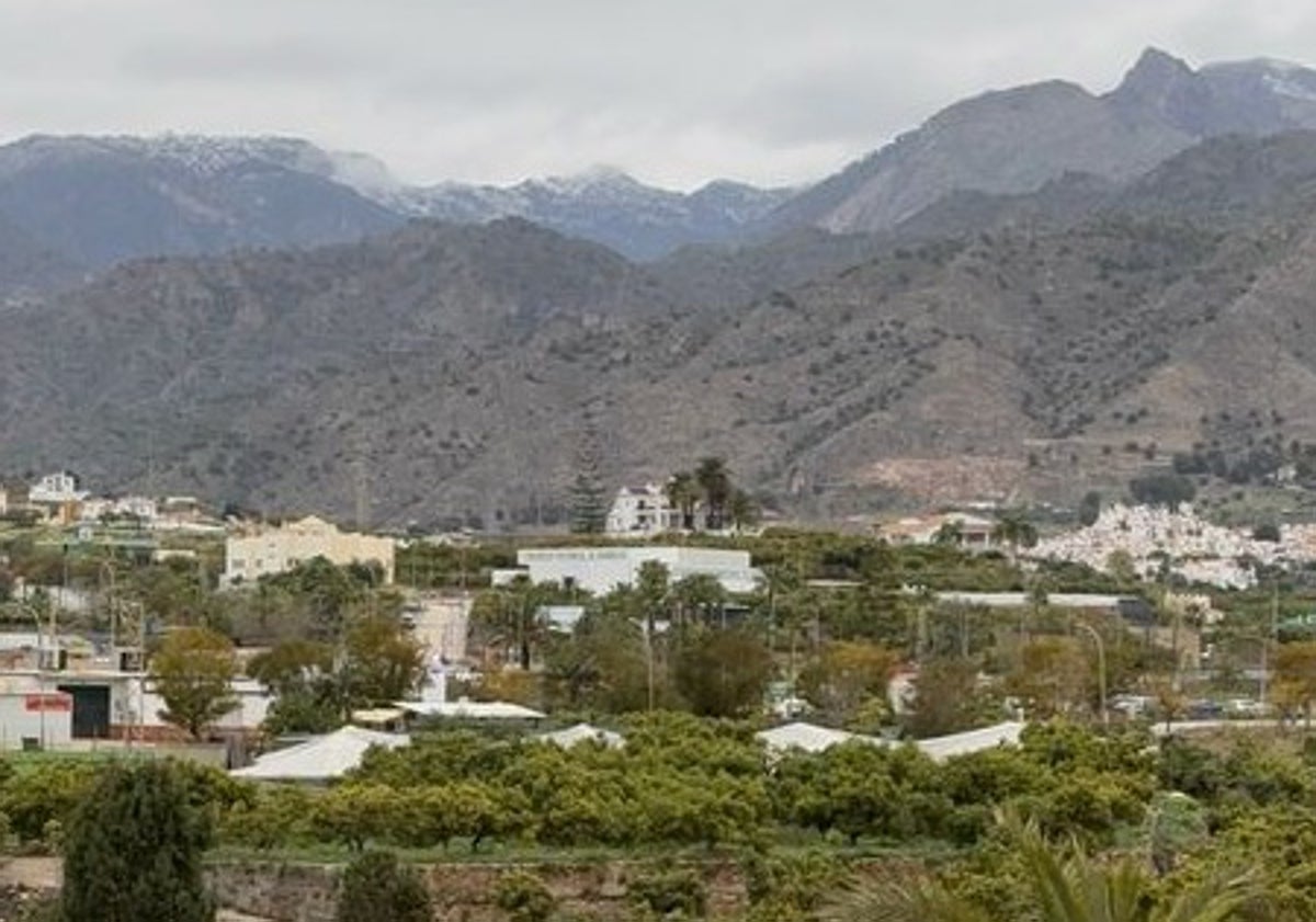 Imagen principal - Tres imágenes de las cumbres de la Axarquía cubiertas de nieve, captadas este domingo desde Nerja y Canillas de Aceituno.