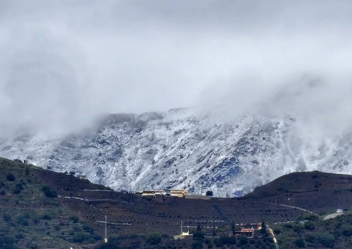 Imagen secundaria 1 - Tres imágenes de las cumbres de la Axarquía cubiertas de nieve, captadas este domingo desde Nerja y Canillas de Aceituno.