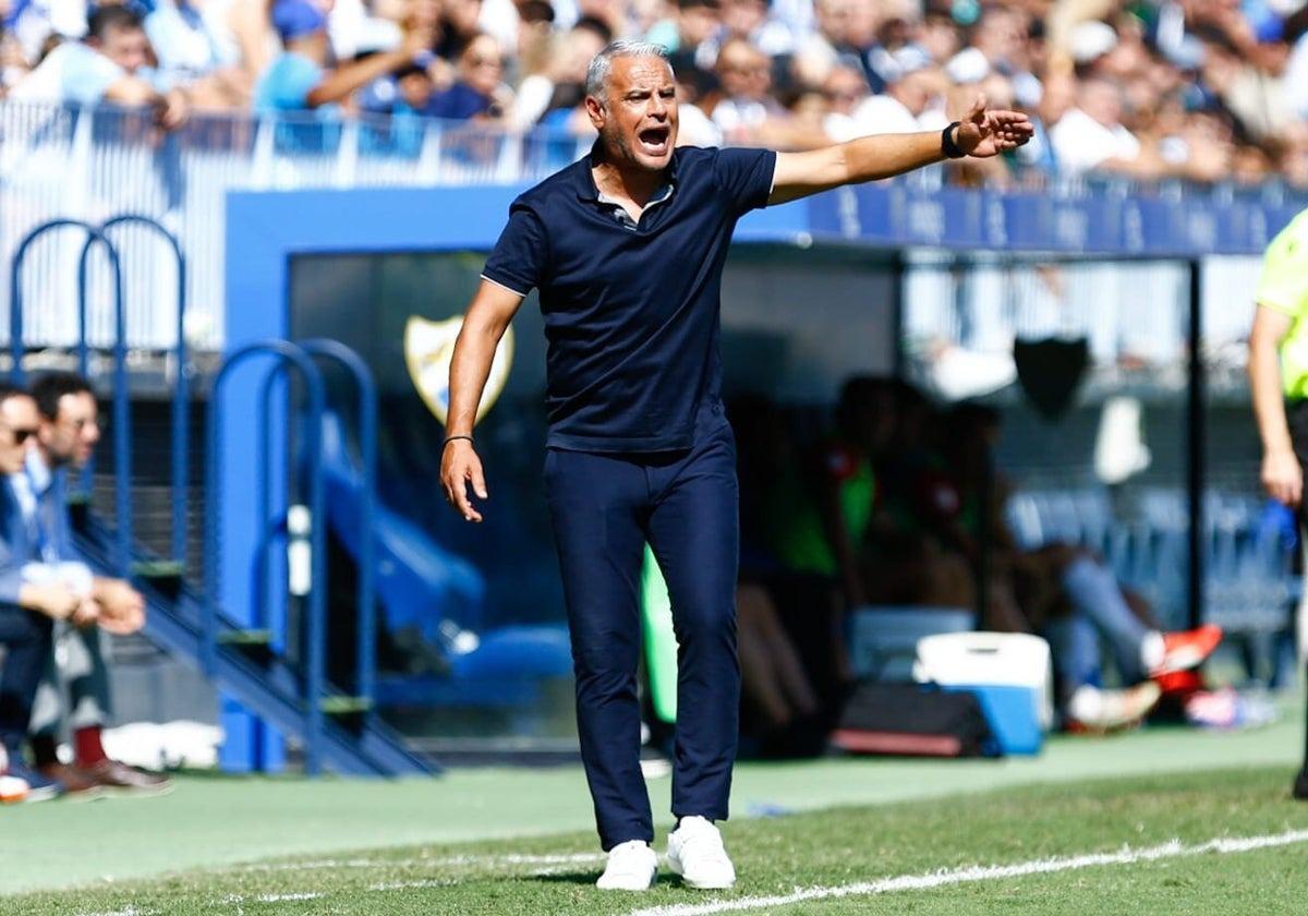 Pellicer da instrucciones desde la banda en un partido en La Rosaleda.