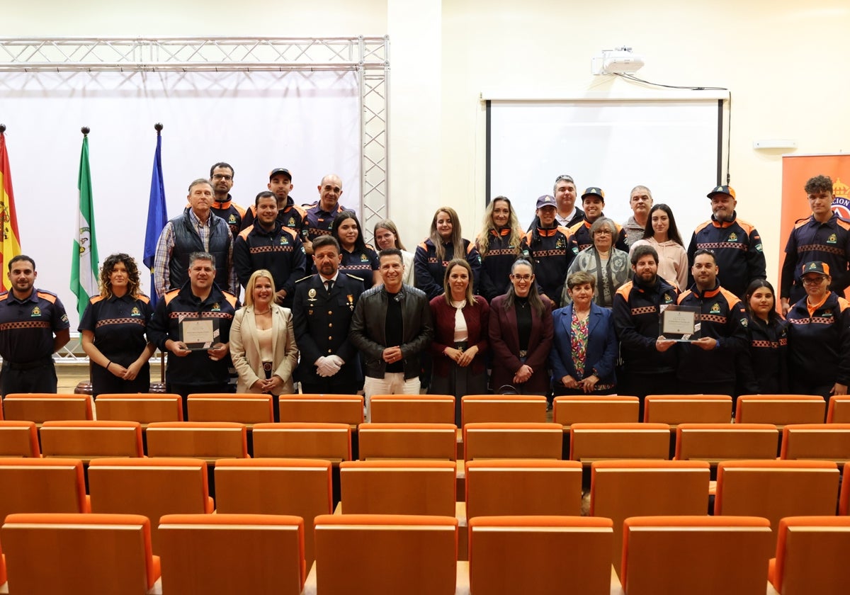 Imagen de los voluntarios reconocidos y las autoridades locales.