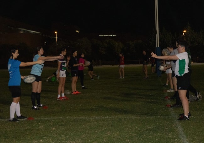 Entrenamiento del equipo de rugby femenino.