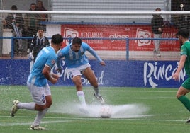 Emilio Cubo intenta jugar con dificultades por la acumulación de agua en Torre del Mar.