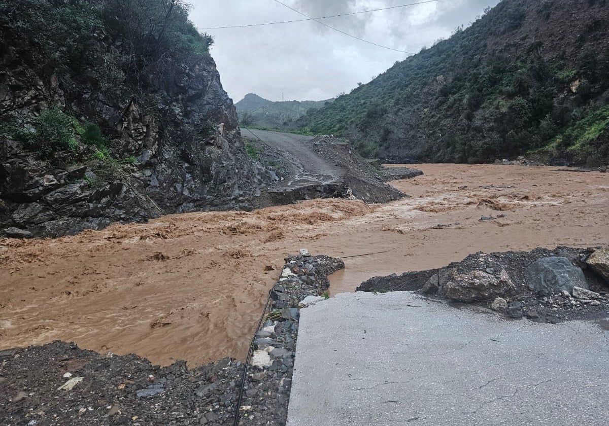 Imagen del puente que ya no existe, que conectaba a Los Moras con Campanillas.