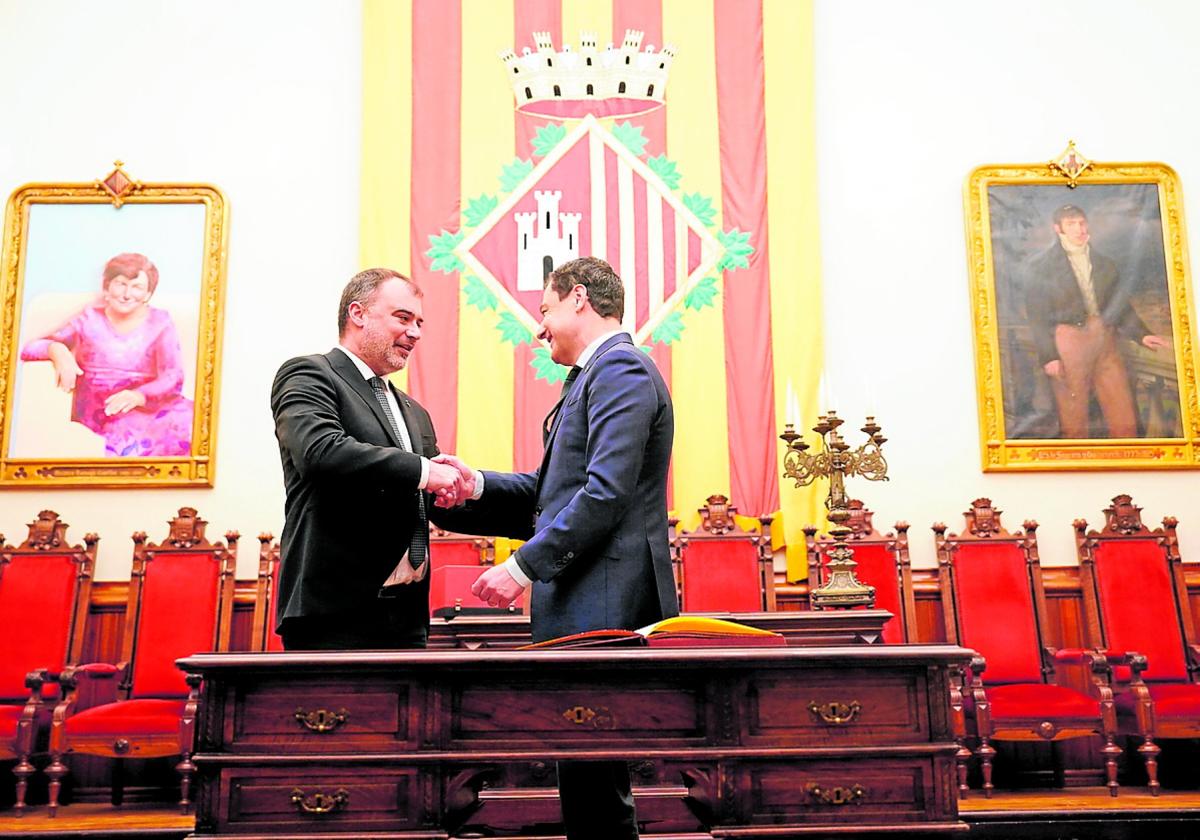 Juanma Moreno, ayer con el alcalde de Tarrasa, Jordi Ballart.