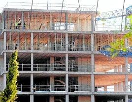 Obras de construcción de un bloque de pisos.
