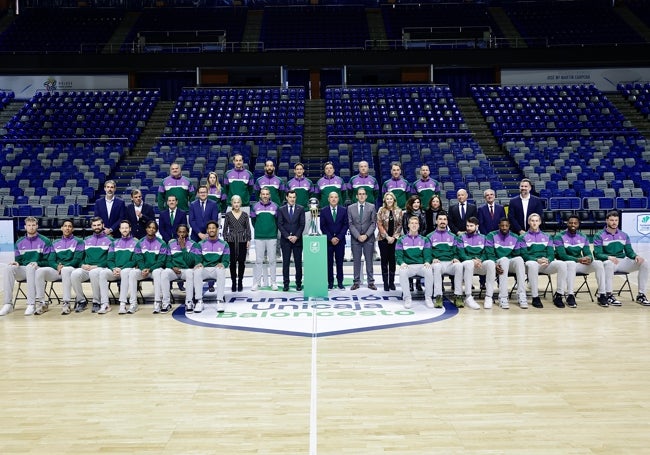 La plantilla del Unicaja, con la Copa, acompañado de las instituciones.