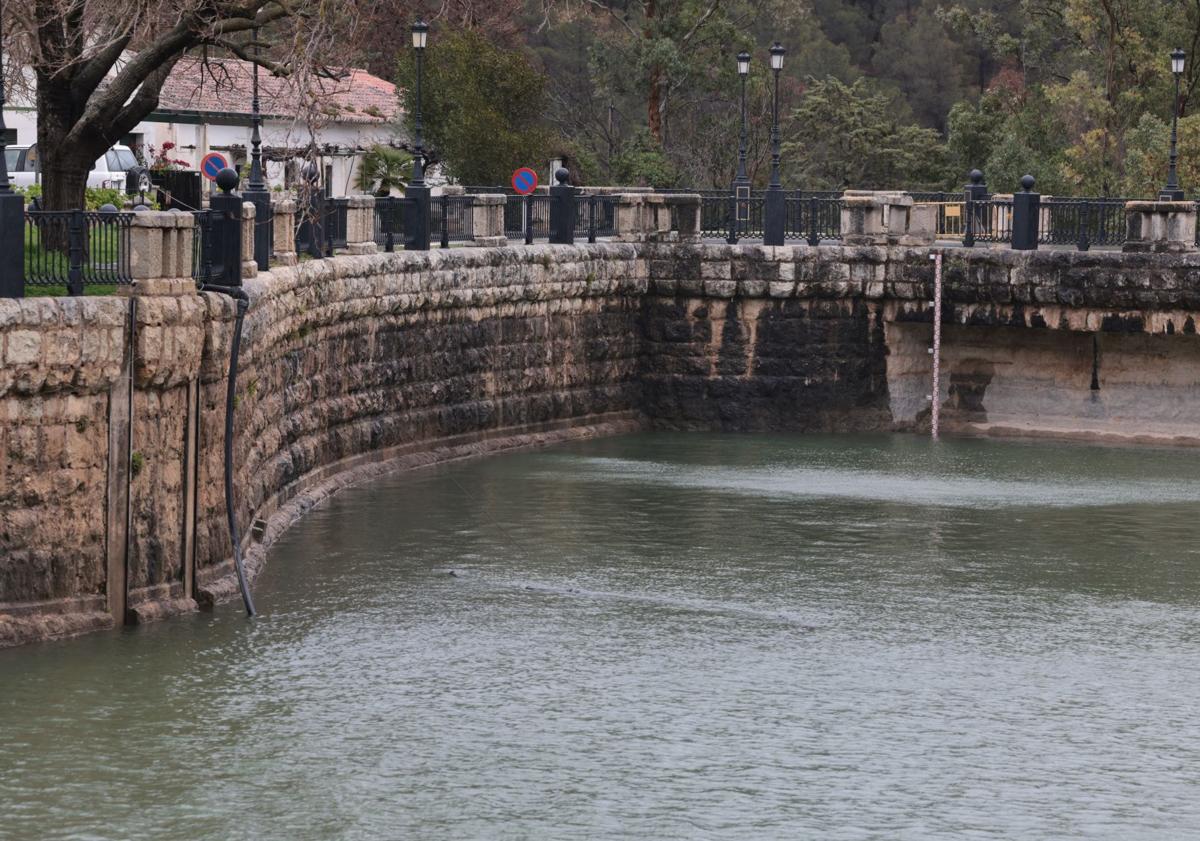 Imagen principal - El Conde de Guadalhorce rebasa el 90% y empieza también a desembalsar agua: hace un año estaba en mínimo histórico