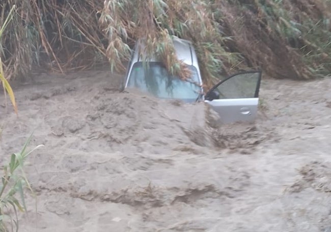 Imagen del vehículo siniestrado en Cómpeta.