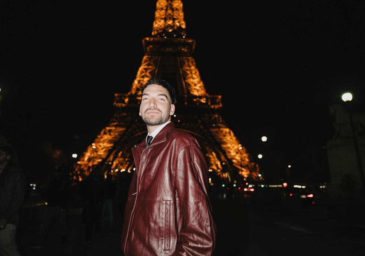 Imagen principal - Arriba, Álvaro junto a la Torre Eiffe. Abajo, las influencers con las que ha trabajado en París: Tatiana Kaer (con 4,5 millones de seguidores), Claudieta (que mueve una comunidad de 436.000 personas) y Sara Fructuoso (241.000 seguidores).