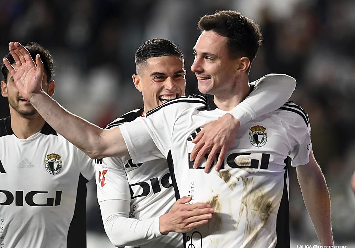 Borja Sánchez celebra con sus compañeros su gol a los veinte segundos frente al Burgos.