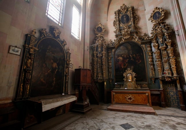 La capilla del antiguo hospital atesora valiosos retablos de madera dorada con pinturas.