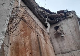 El puente en la carretera, afectado por el derrumbe.