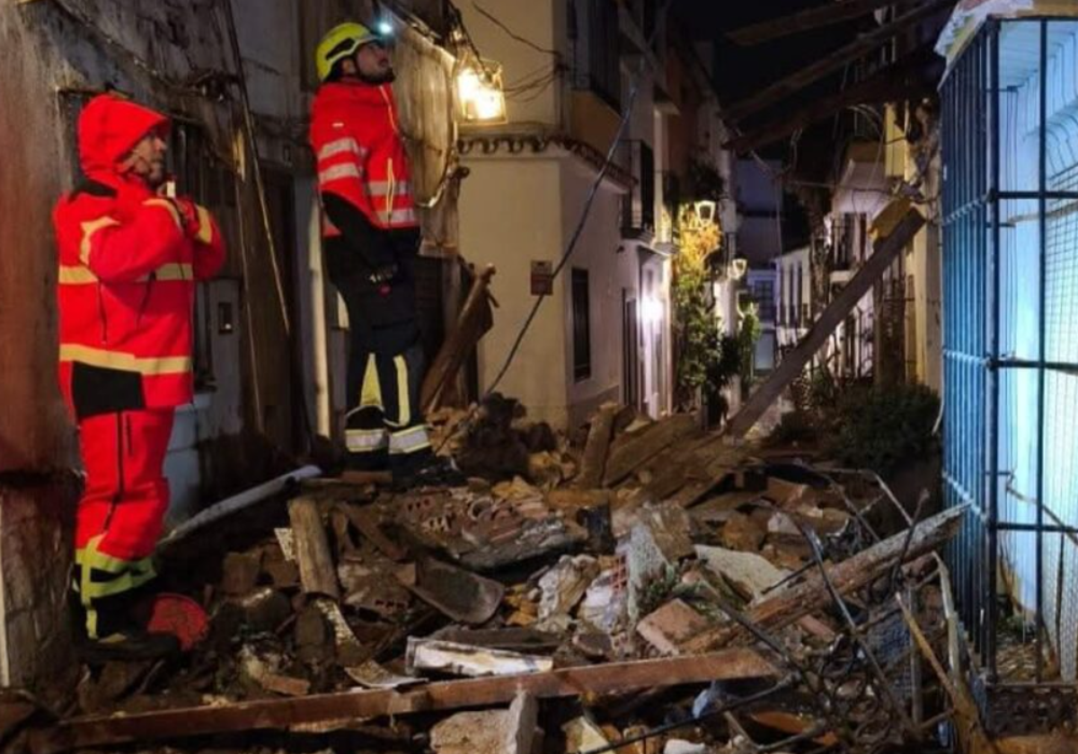 Los bomberos han actuado en el desprendimiento de una fachada en calle Aduar.