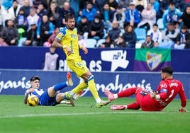 Un lance del partido del domingo con Antoñito caído ante Kovacevic y David Gil.