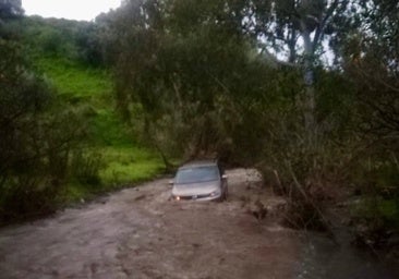 Rescatan un vehículo atrapado por la crecida del río Seco en Arenas