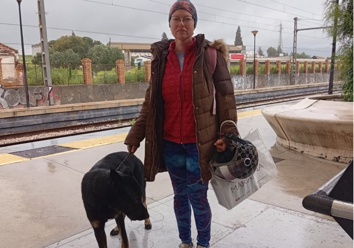 Donata Jurgaityte con Gipsy, en la estación del tren de Cercanías.