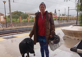 Donata Jurgaityte con Gipsy, en la estación del tren de Cercanías.
