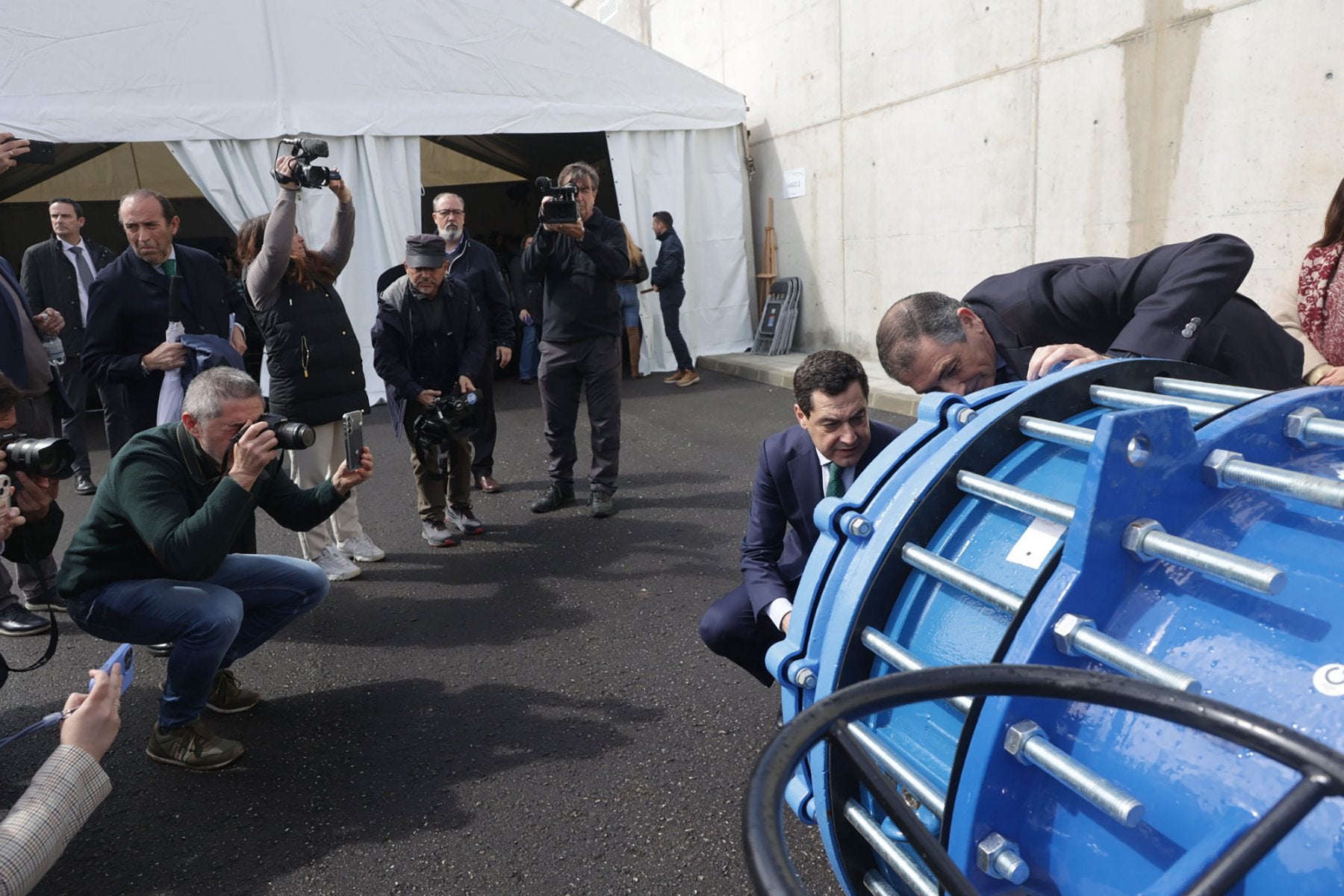 El presidente andaluz, Juanma Moreno, en su visita ayer a la conducción de agua a San Roque, en Cádiz.