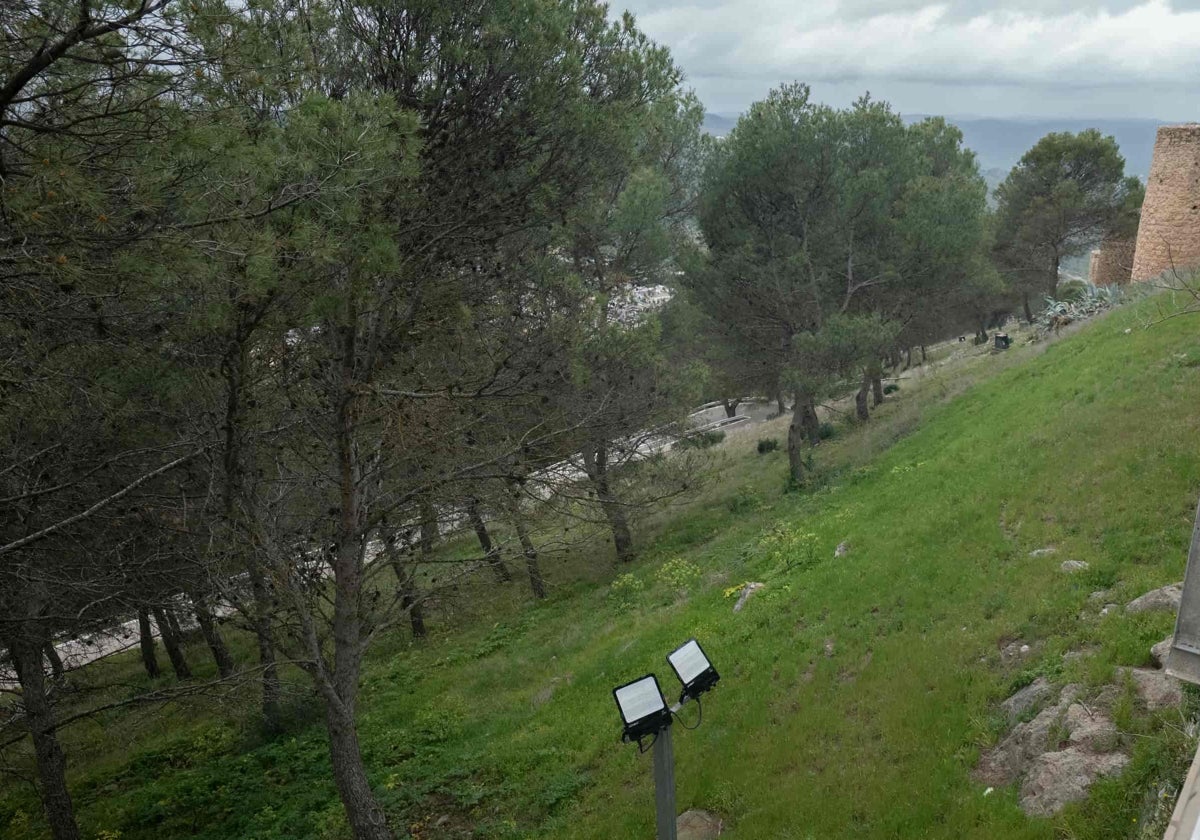 La nueva iluminación del conjunto amurallado de la Sierra de Gracia.