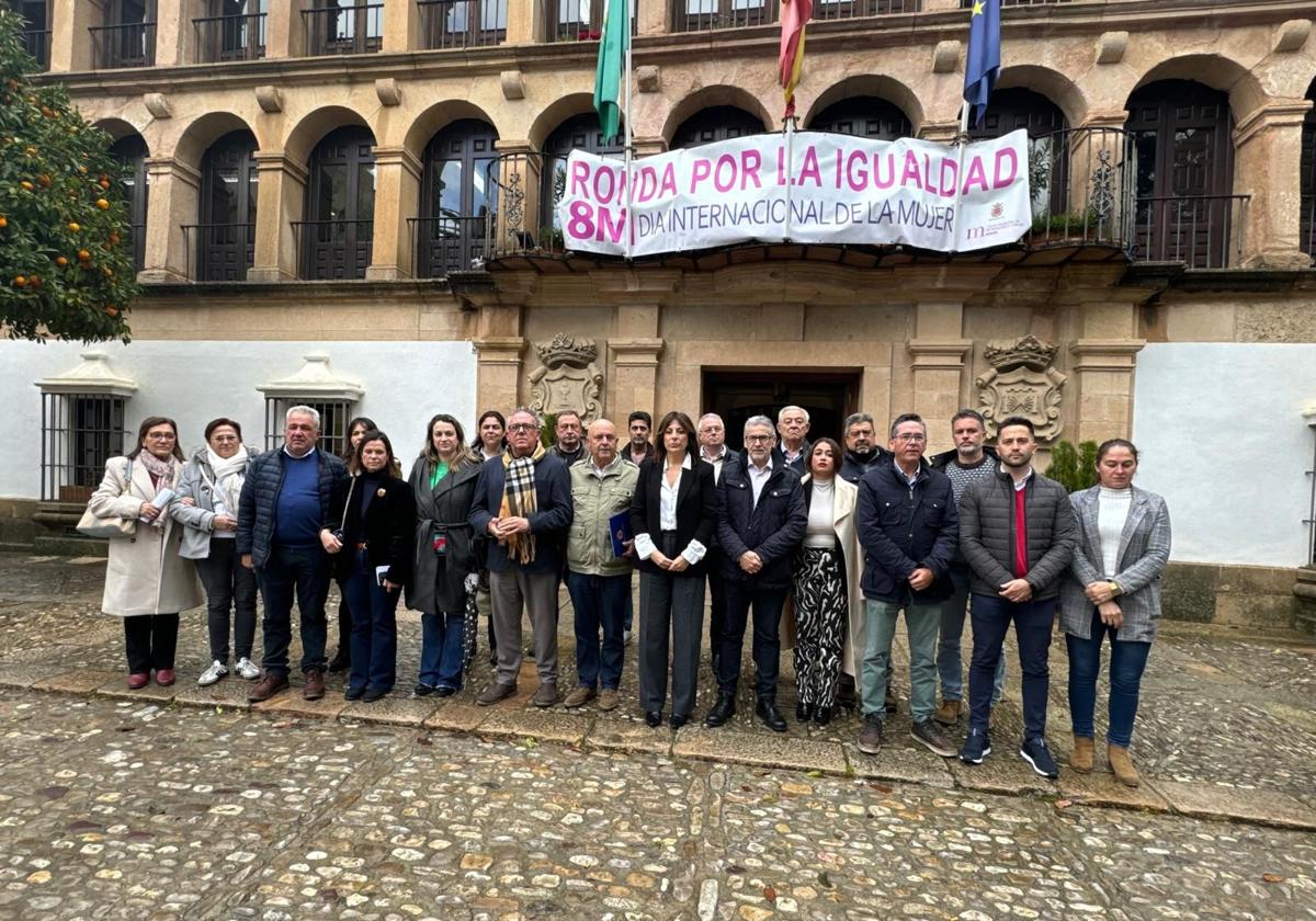 Alcaldes en la puerta del Ayuntamiento de Ronda, este martes.