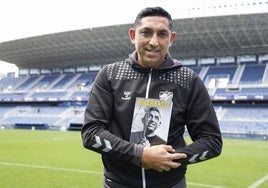 Basti muestra orgulloso su biografía, que será presentada este jueves, a pie de césped en La Rosaleda.